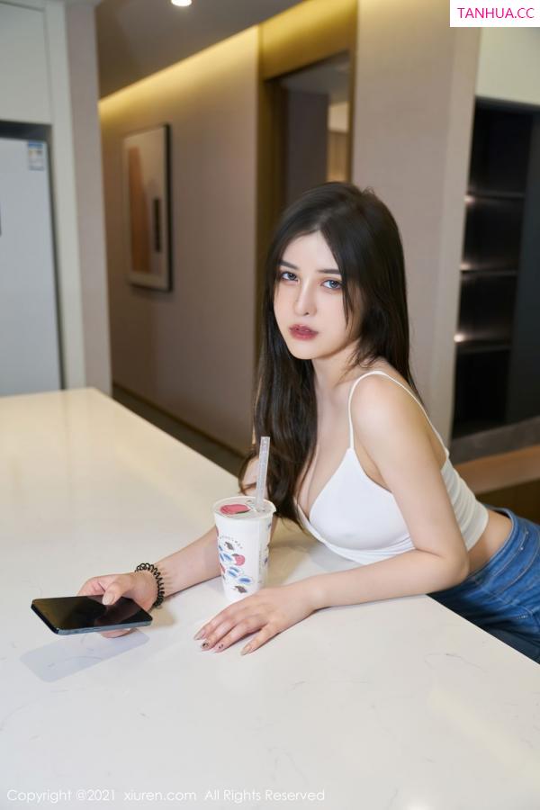 韩静安  邻家姐姐韩静安 洁白吊带牛仔裤第10张图片
